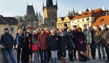 Die Haselauer Kantorei auf der Karlsbrücke in Prag - Copyright: privat