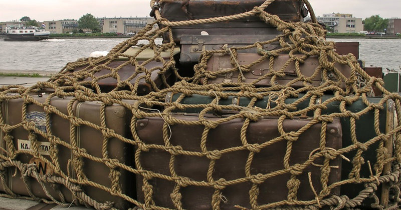 Koffer im Hafen - Versteigerung in der Seemannsmission