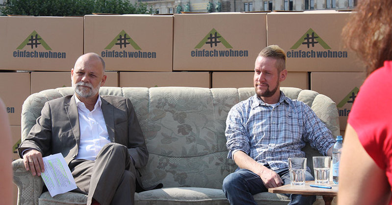 Dirk Ahrens, Landespastor der Diakonie Hamburg (links) und Oliver Brüggemann, derzeit Wohnungssuchend (rechts) bei der Pressekonferenz zur Kampagne #einfachwohnen