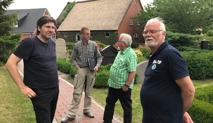 Ortsbegehung auf dem Kirchhof (v.l.): Jörg Lorenz (Bauausschuss), Jürgen Wulff (Bauausschuss und baut die Bank), Heinz Georg Maak (Bauauschuss) und Dirk Rosskamp (schnitzt den Luther). - Copyright: Andreas-M. Petersen