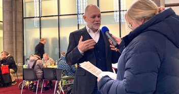 Dirk Ahrens beim Projekt „Mittagessen für alle“ in St. Petri - Copyright: Julia Alfringhaus