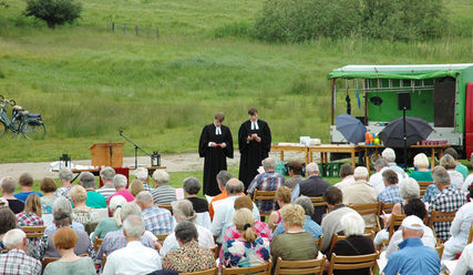 Pfingsten am Deich - Pastorin Vivian Reimann-Clausen und Pastor Dr. Nagel (Haseldorf/Hetlingen) halten gemeinsam die Predigt - Copyright: Andreas-M. Petersen / Kirchengemeinde Haselau