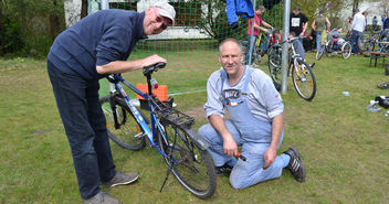 Tim Löschenkohl (l.) repariert mit Michael Schlegel dessen Fahrrad - Copyright: Anna-Lena Klaus