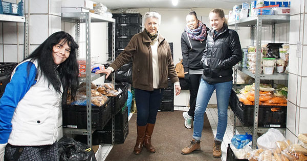 28 Ehrenamtliche und drei Hauptamtliche arbeiten für die Wilhelmsburger Tafel. - © Nadler - Copyright: Yvonne Nadler