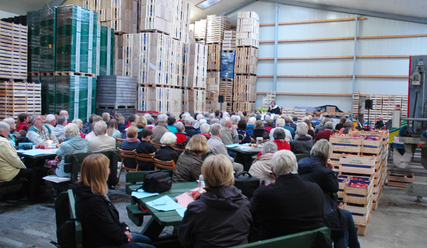 Pfingstgottesdienst mitten in der Arbeitshalle des Obstguts Deekenhörn - Copyright: Andreas-M. Petersen