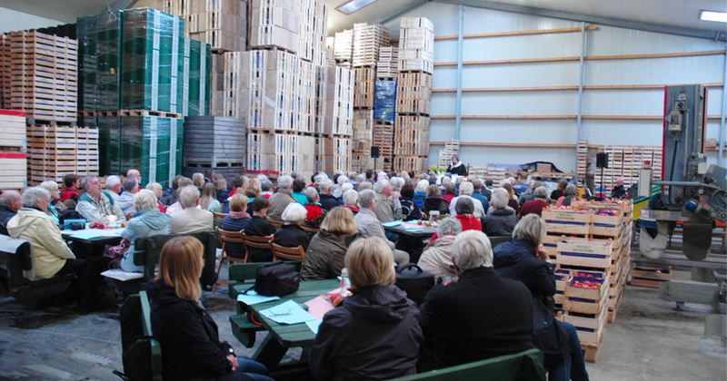 Pfingstgottesdienst mitten in der Arbeitshalle des Obstguts Deekenhörn