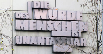 Spruch an der Wand, die Würde des Menschen ist unantastbar - Copyright: © Dontworry, CC BY-SA 3.0