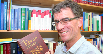 Axel Matyba hat 'funklende Perlen' auch im Koran entdeckt - Copyright: Thomas Morell/epd