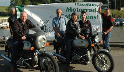 Alles startklar für den MoGo (v.l.): Andreas-M. Petersen, Pastor; Joachim Kähler, Begleitteam; Klaus Tempel, Begleitteam; Petra Kähler und Vera Hauenstein, Kirchengemeinderat; Peter Bock, Haseldörper Rökerkist. Nicht dabei vom Team: Horst Ermeling, Bikerfrühstück; Michael von Malottki und Otto Riewesell, Begleitteam. - Copyright: Kirchengemeinde Haselau