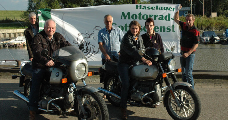 Alles startklar für den MoGo (v.l.): Andreas-M. Petersen, Pastor; Joachim Kähler, Begleitteam; Klaus Tempel, Begleitteam; Petra Kähler und Vera Hauenstein, Kirchengemeinderat; Peter Bock, Haseldörper Rökerkist. Nicht dabei vom Team: Horst Ermeling, Bikerfrühstück; Michael von Malottki und Otto Riewesell, Begleitteam.