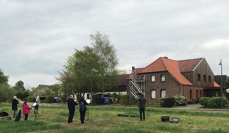 Blechbläser-Flashmob vor dem Haseldorfer Altersheim