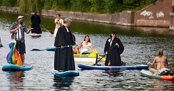 Pastor*innen sind mit anderen Menschen auf einem Sup - Copyright: Thomas Hirsch-Hüffell