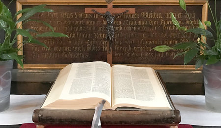 Die neue Bibel an ihrem Platz auf dem Altar