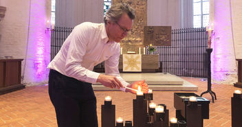 Für jede Besucherin und jeden Besucher entzündet Pastor Engelbrecht beim GO(D)LIVE connected Gottesdienst eine Kerze, direkt in der Hauptkirche St. Katharinen - Copyright: © Frank Engelbrecht