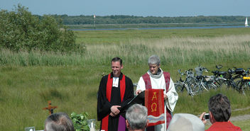 Die Pastoren Frank Schüler und Andreas-M. Petersen (v.l.) predigen beim Pfingstgottesdienst - Archivfoto von 2009 - Copyright: Kirchengemeinde Haselau