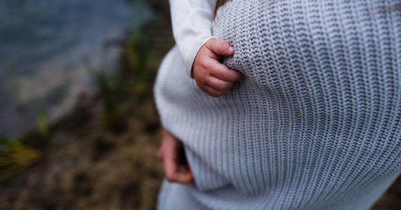 Frau mit Baby auf dem Arm