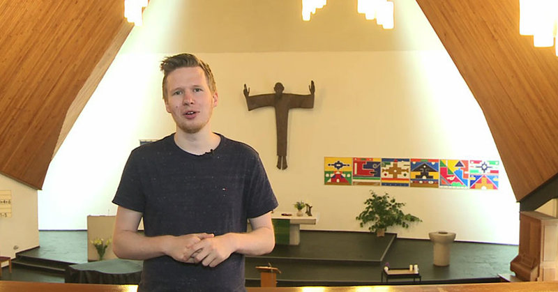 Pastor Jonas Göbel in "seiner" Auferstehungskirche in Hamburg-Lohbrügge.