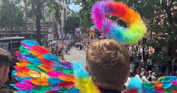 Ein Mann mit bunten Flügeln ist auf dem CSD in Hamburg - Copyright: Sieghard Wilm