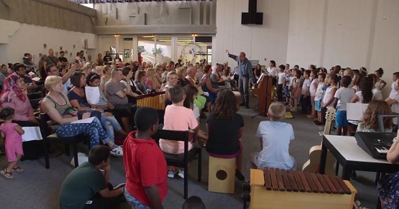 Ein interreligiöser Schulgottesdienst in Mümmelmannsberg mit Trimum-Initiator Bernhard König (Mitte)