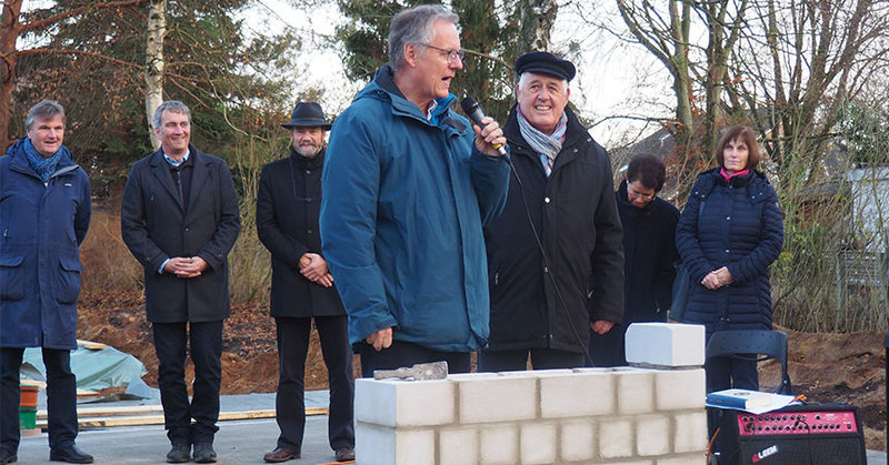 Propst Dr. Karl-Heinrich Melzer (links) wünscht den Katenwohnungen den Segen Gottes, rechts Projektleiter Rolf Beyer