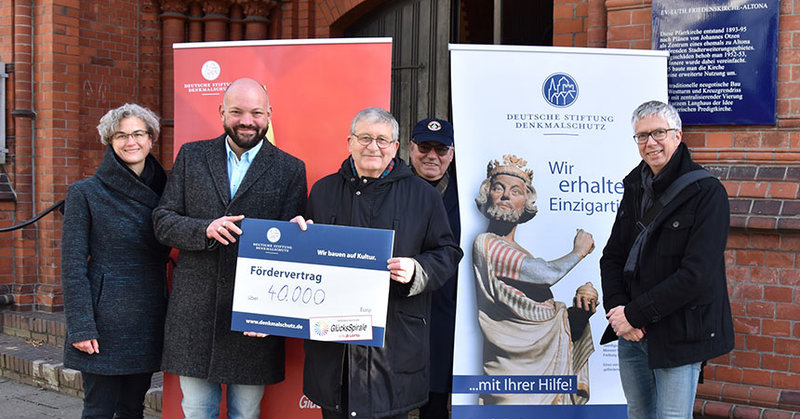 Vor der Friedenskirche von links: Julia Braukmann von bauwerk KIRCHLICHE IMMOBIlLIEN, Pastor Dr. Lennart Berndt, Johann Behringer und Jan Diekmann von der Deutschen Stiftung Denkmalschutz und Michael Nölker von Bauausschuss der Kirchengemeinde Altona-Ost.