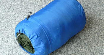 Schlafsack liegt auf dem Boden - Copyright: Hans Braxmeier/Pixabay