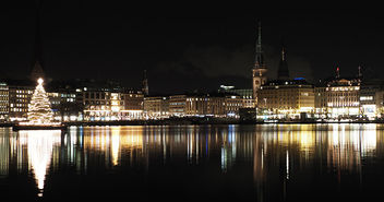 Jungfernstieg Hamburg mit Weihnachtsbaum - Copyright: © Unsplash