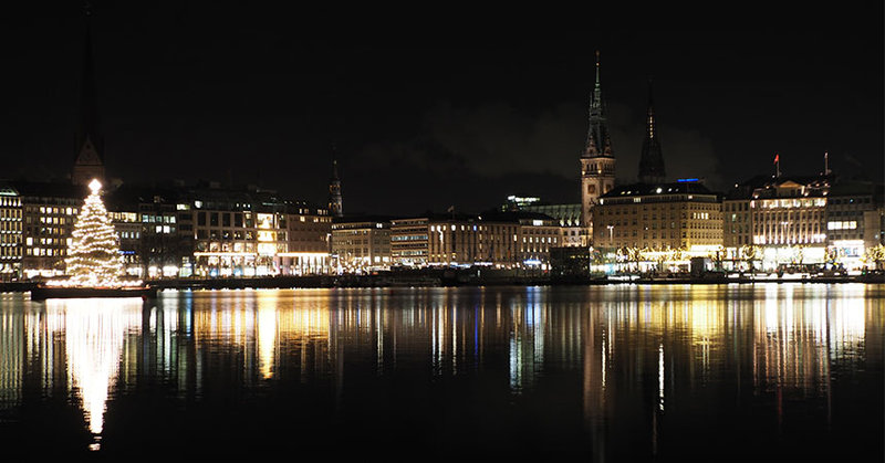 Jungfernstieg Hamburg mit Weihnachtsbaum