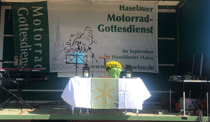 Noch ist die Altarbühne leer - Copyright: Andreas-M. Petersen / kirche-haselau