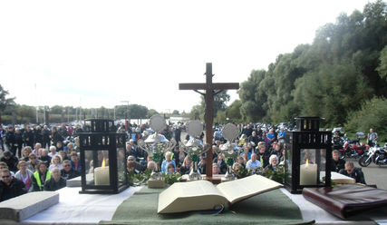 Am Haseldorfer Hafen – neben Kerzen, Kreuz und Bibel auch die Pokale für den jüngsten, den ältesten und den weitest angereisten Mitfahrer. - Copyright: Andreas-M. Petersen / Kirchengemeinde Haselau