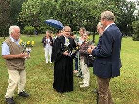 Pastor Nagel überreicht den Mitgliedern der Steuerungsgruppe eine Segensrose