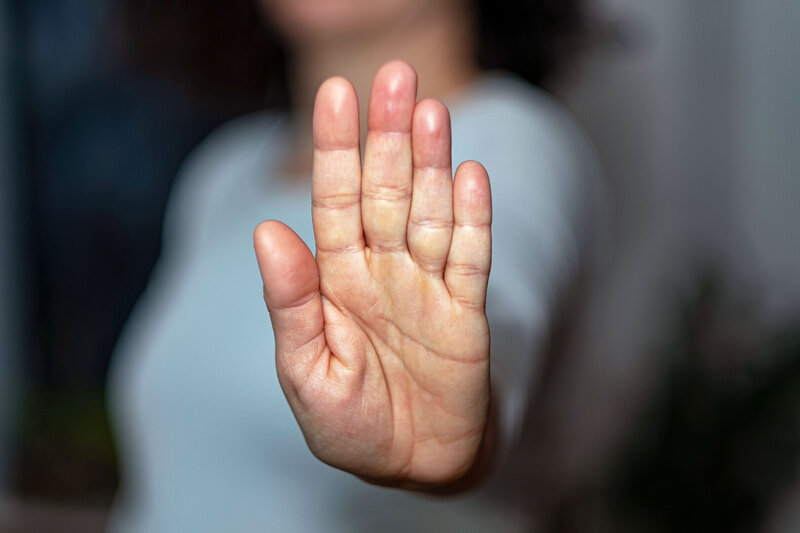 Frau hält Hand vor sich