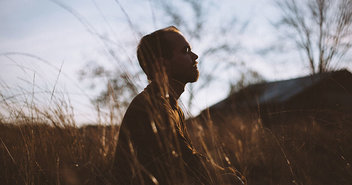 Mann sitzt auf einem Feld - Copyright: Pexels