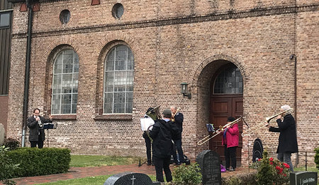 Blechbläser-Flashmob vor der Haselauer Kirche