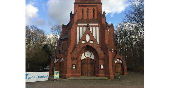 Banner an der Christuskirche in Pinneberg