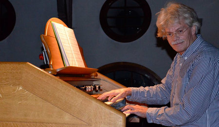 Michael Horn-Antoni an der Orgel der Dreikönigskirche in Haselau