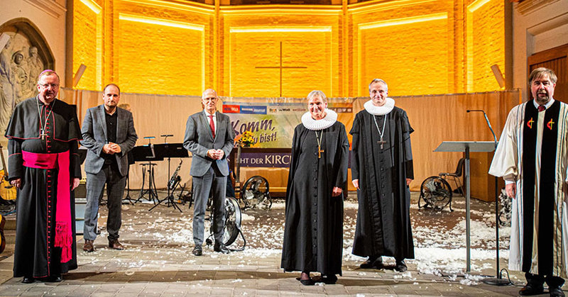 (v.l.n.r.) Weihbischof Horst Eberlein, Moderator Daniel Kaiser NDR 90,3, Erster Bürgermeister Peter Tschentscher, Bischöfin Kirsten Fehrs, Propst Dr. Martin Vetter, Vorsitzender der ACKH Pastor Uwe Onnen.