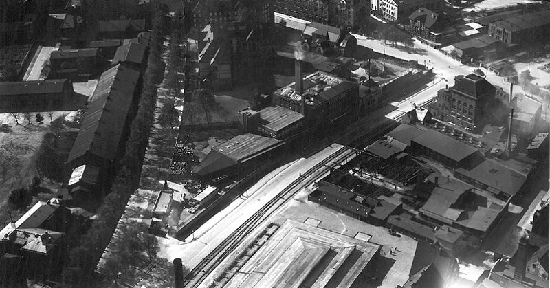 Die Reit- und Exerzierhalle der Viktoria-Kaserne an der Herderstraße im Jahr 1930 