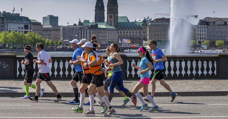 Läufer vor der Binnenalster in Hamburg