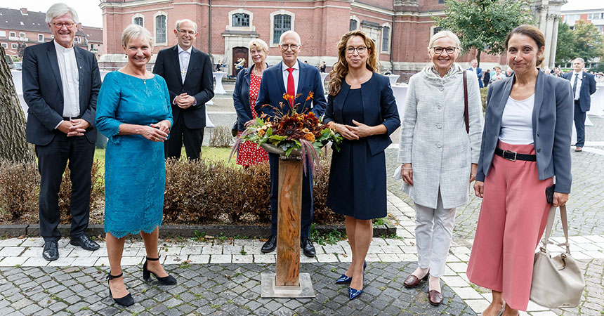 Bischof Heinrich Bedford-Strohm, (Ratsvorsitzender EKD), Bischöfin Kirsten Fehrs, Bischof Gothart Magaard (Schleswig), Synodenpräses Ulrike Hillmann, Hamburgs Erster Bürgermeister Peter Tschentscher, Bürgerschaftspräsidentin Carola Veit, Eva-Maria Tschentscher und Bundestagsabgeordnete Aydan Özoğuz (SPD).