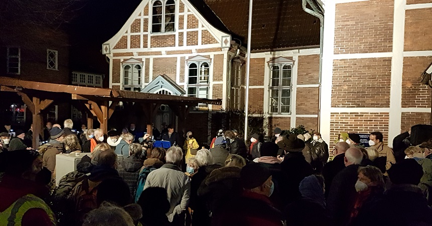 Gottesdienst vor der Bergedorfer St. Petri und Pauli Kirche