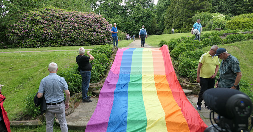 Regenbogenfahne Friedhof Ohlsdorf 2