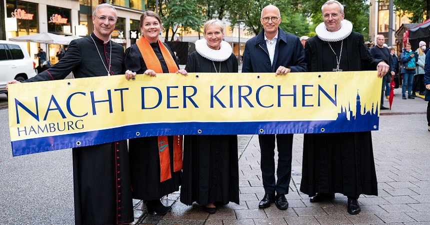 v.l.n.r. Erzbischof Stefan Heße, Maximiliane Kedaj (Leiterin Ökumenisches Forum HafenCity), Bischöfin Kirsten Fehrs, Hamburgs Erster Bürgermeister Peter Tschentscher und Propst Martin Vetter eröffnen die 19. Nacht der Kirchen in Hamburg auf der NDR-Bühne in der Innenstadt. 