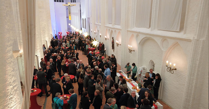 Gespräche im Seitenschiff der Kirche