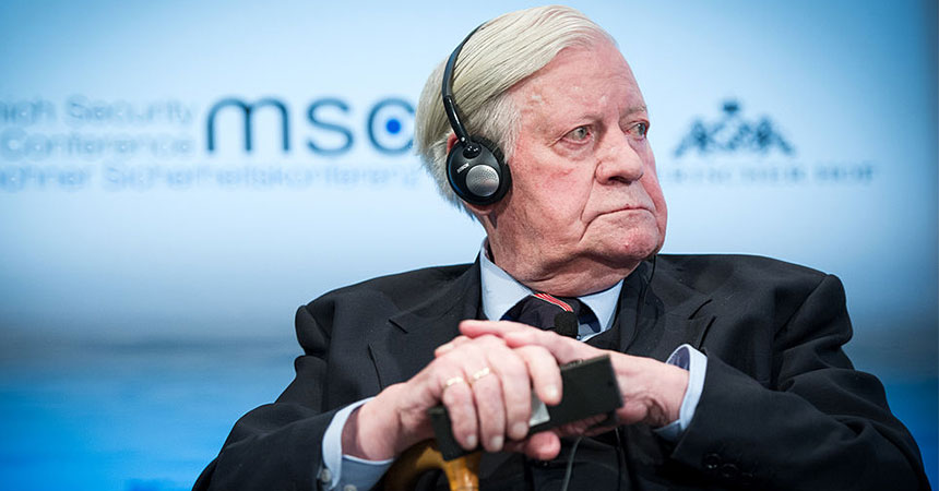 Helmut Schmidt als Podiumsgast bei einer Konferenz im Jahr 2014